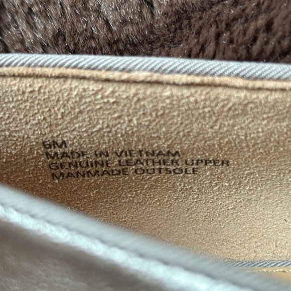 NWOB TALBOTS Ryan Quilted Metallic Silver Leather Flats Sz 6 - Picture 7 of 12